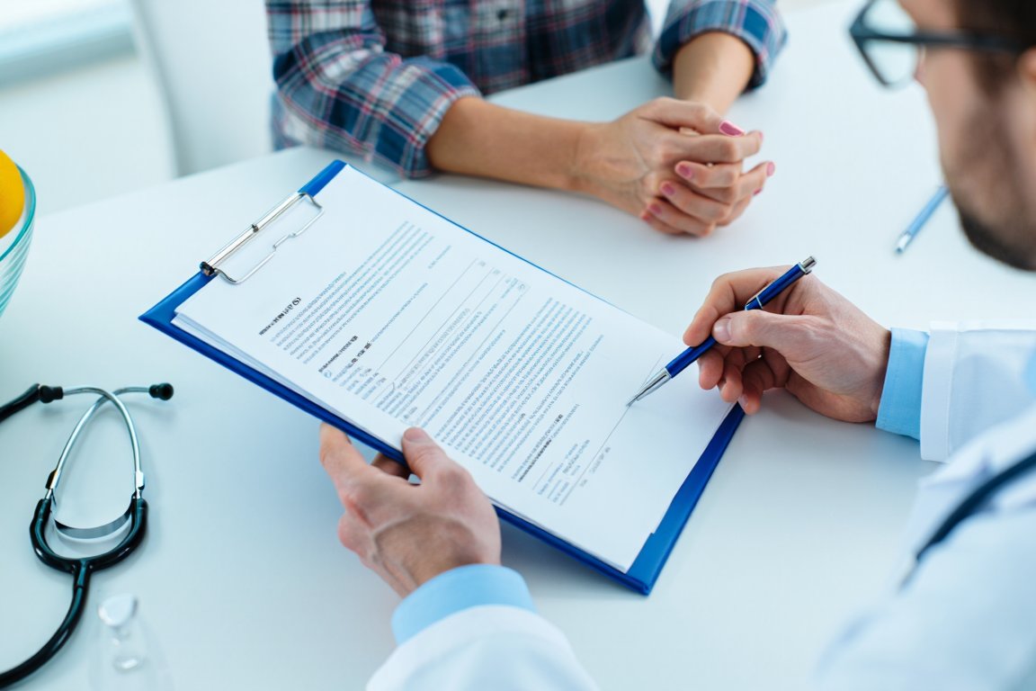 Врач консультирует пациента