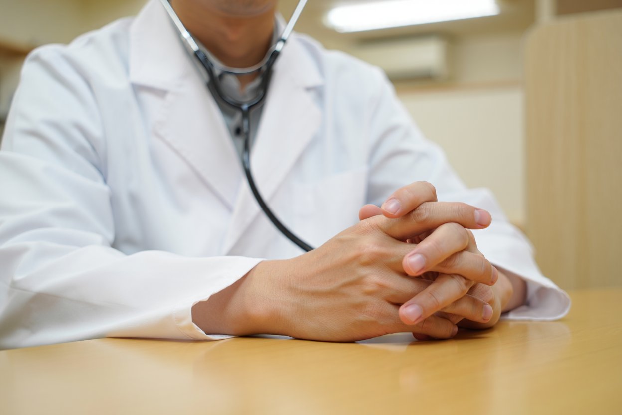 Врач сидит сложа руки