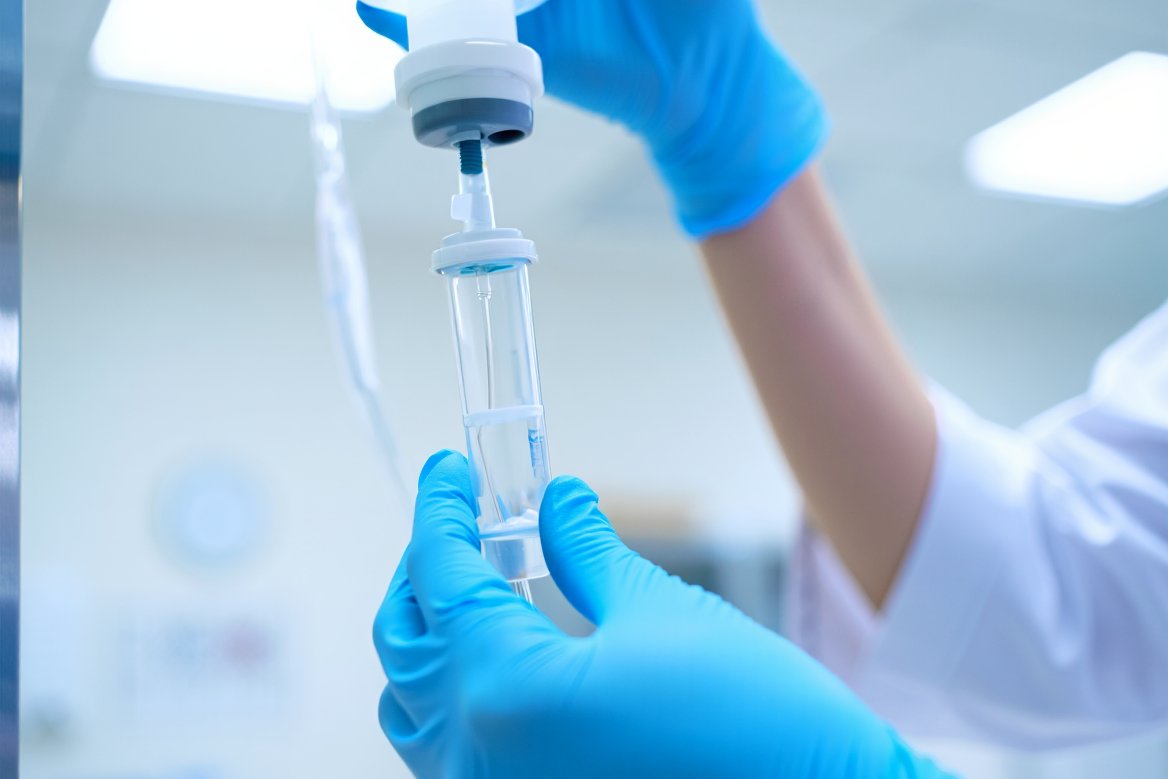 Врач настраивает капельницу