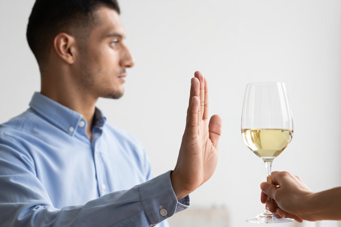 Мужчина в рубашке отказывается от спиртного